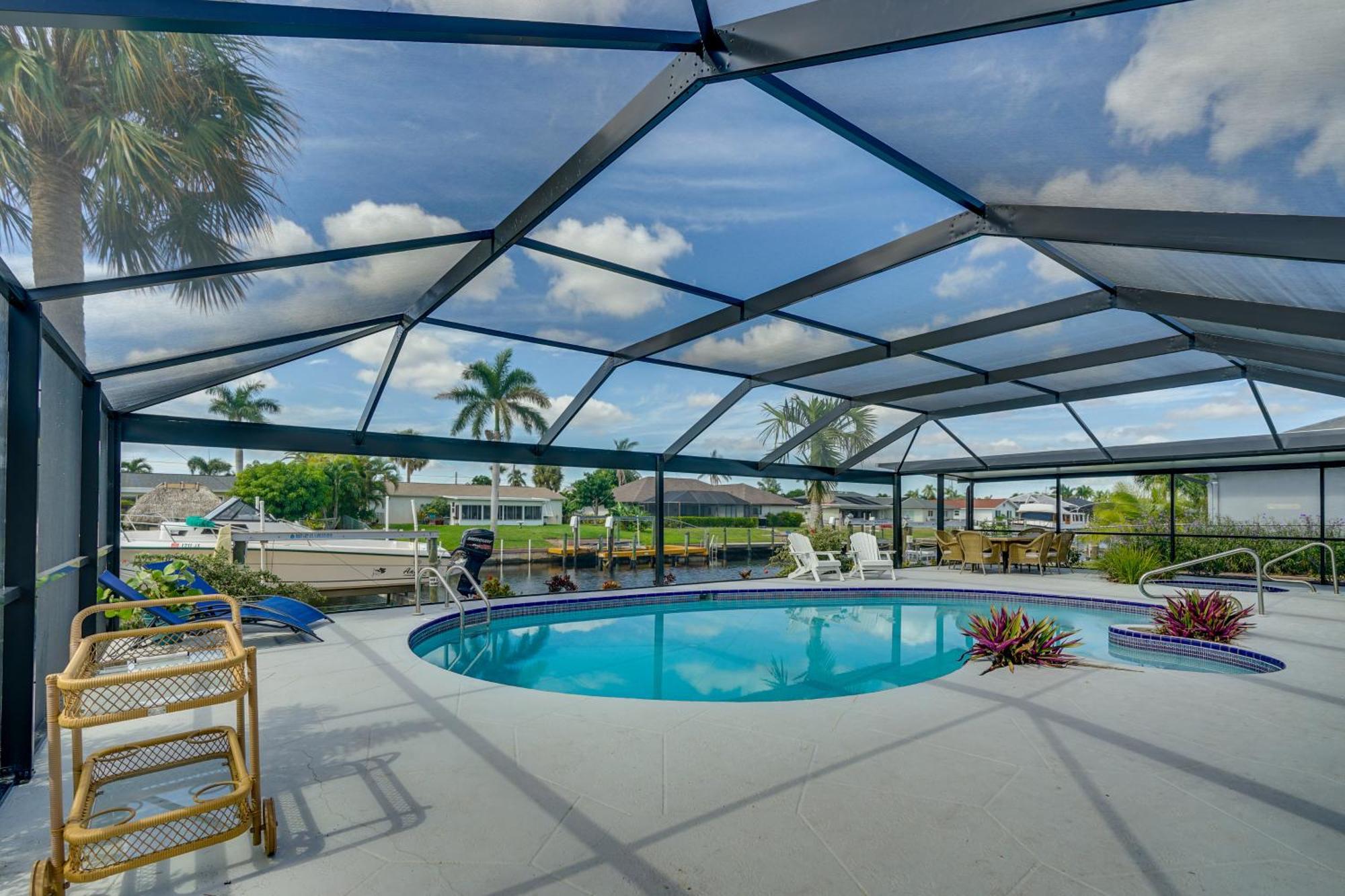 Beachy Cape Coral Home - Swim, Fish, Boat! Exterior photo