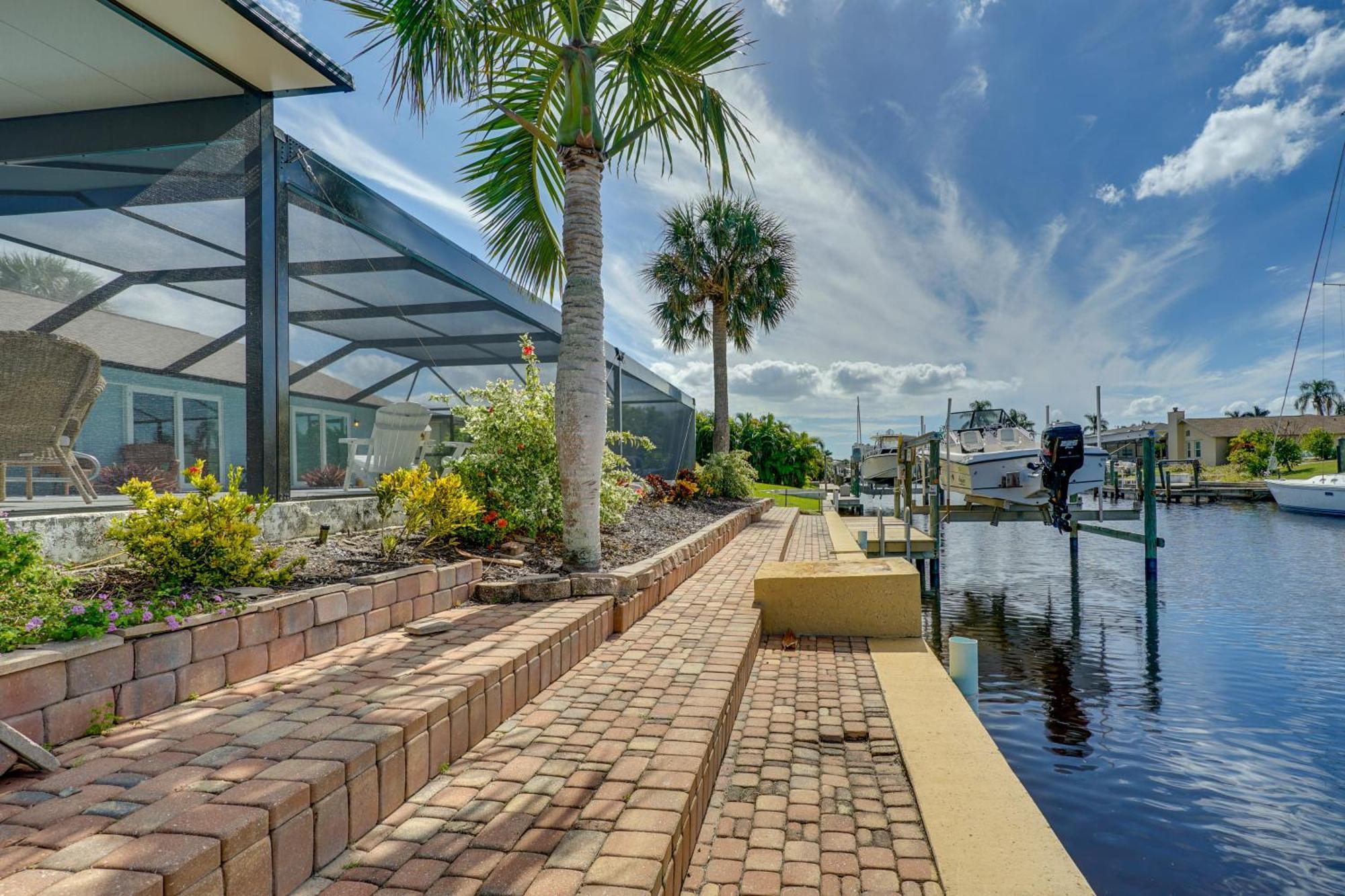 Beachy Cape Coral Home - Swim, Fish, Boat! Exterior photo